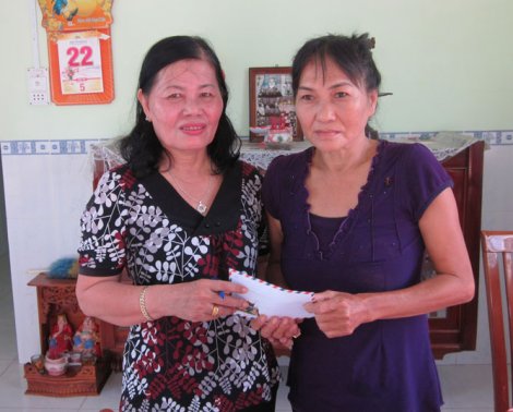 Thăm và trao tiền hỗ trợ người phụ nữ “Tôi muốn sống lâu với các con”