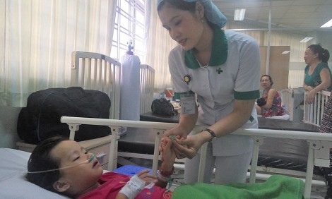 Mẹ sơ suất, bé gái nhập viện vì uống thuốc chưa bóc vỉ
