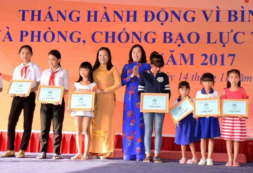 Chung tay chấm dứt bạo lực đối với

phụ nữ và trẻ em gái