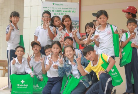 Bệnh viện Đa khoa Hoàn Mỹ Cửu Long tặng quà cho trẻ khuyết tật
