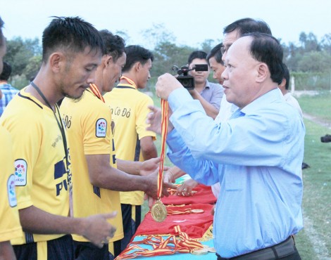 Cờ Đỏ vô địch môn bóng đá