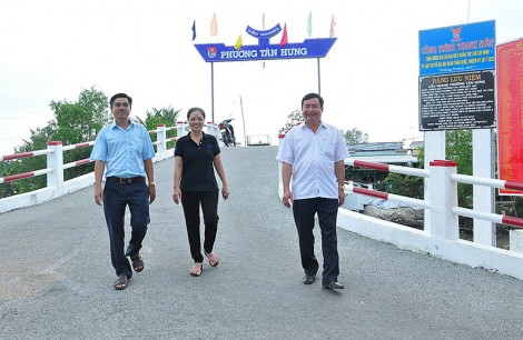 Cán bộ, đảng viên phường Tân Hưng nghiêm túc thực hiện cam kết