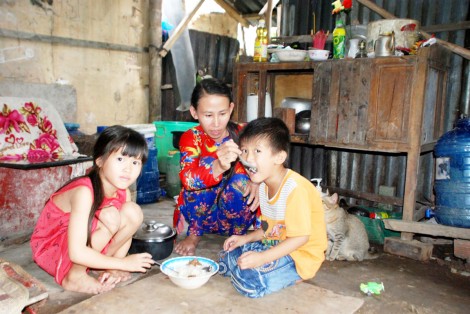 Người mẹ trẻ bán vé số nuôi hai con thơ dại
