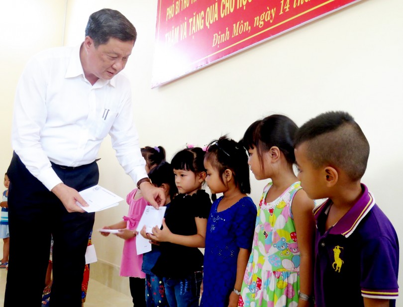 Xây dựng xã hội học tập: Trách nhiệm từ nhiều phía