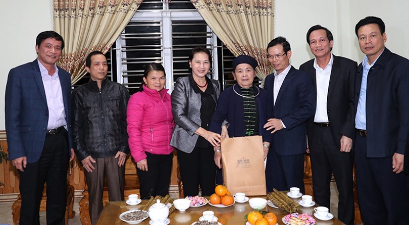 Chủ tịch Quốc hội Nguyễn Thị Kim Ngân

chúc Tết nhân dân biên giới và cán bộ,

chiến sĩ Đồn biên phòng Lũng Cú, Hà Giang
