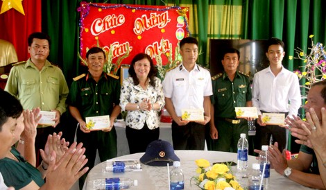 Thăm và chúc Tết

các đơn vị đóng trên đảo Hòn Khoai