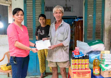 Bạn đọc thăm hỏi gia đình cụ ông chăm sóc vợ bệnh hiểm nghèo và 3 người con tâm thần
