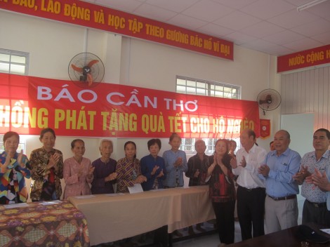 Báo Cần Thơ phối hợp Công ty Hồng Phát tặng 500 phần quà cho bà con nghèo vui xuân đón Tết