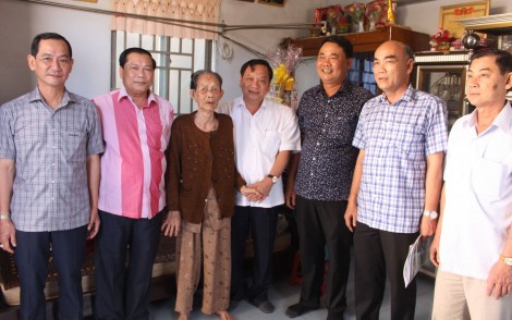 Bí thư Thành ủy Cần Thơ chúc Tết các gia đình chính sách huyện Phụng Hiệp
