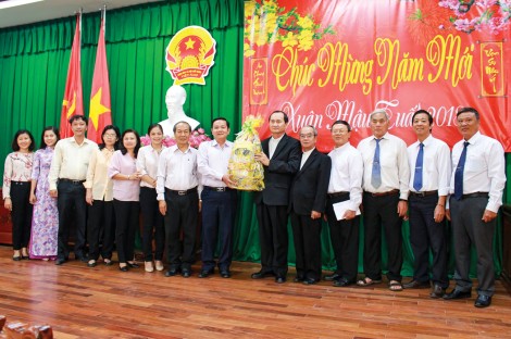 Lãnh đạo thành phố tiếp đại diện Tòa Giám mục Long Xuyên và doanh nghiệp đến chúc Tết