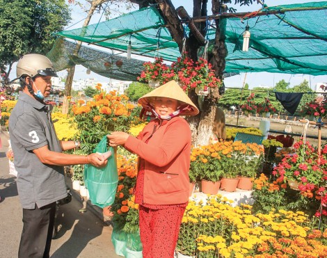 Hàng “độc lạ”, giá bình dân hút khách