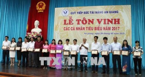 An Giang: Trao thưởng hơn 1 tỉ đồng cho giáo viên, vận động viên, sinh viên, học sinh tiêu biểu