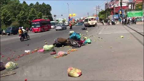 Bình Dương: Xe khách vượt đèn đỏ gây tai nạn nghiêm trọng