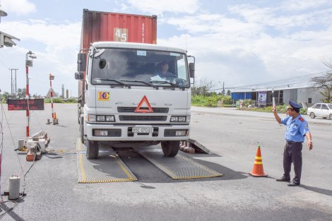 Trạm kiểm tra tải trọng xe lưu động hoạt động trên đường Võ Nguyên Giáp