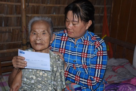 Tặng quà “hai cụ già neo đơn, vất vả mưu sinh”