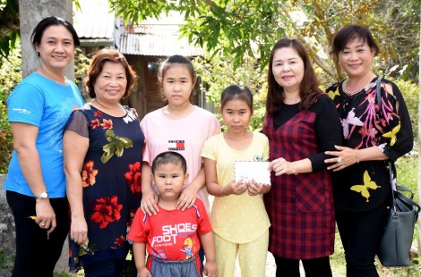 Giúp hai trẻ mồ côi tiếp tục đến trường