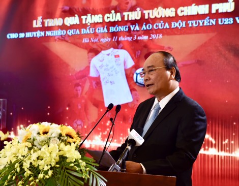 Thủ tướng Nguyễn Xuân Phúc trao kinh phí từ đấu giá quả bóng và áo thi đấu của đội tuyển U23 Việt Nam cho các huyện nghèo