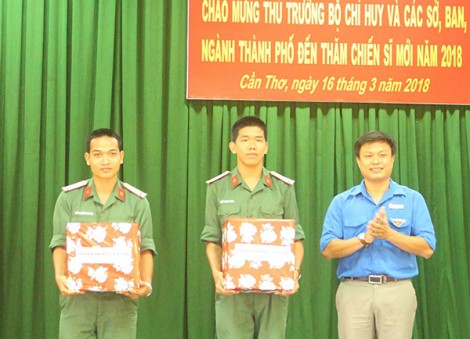 Thăm, động viên các chiến sĩ mới

đang huấn luyện