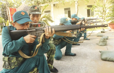 Xây dựng lực lượng dân quân

tự vệ vững mạnh