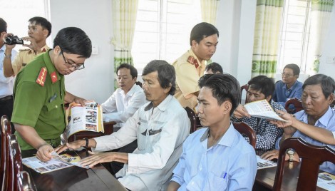 Tuyên truyền, phổ biến luật giao thông

đường bộ và đường thủy nội địa