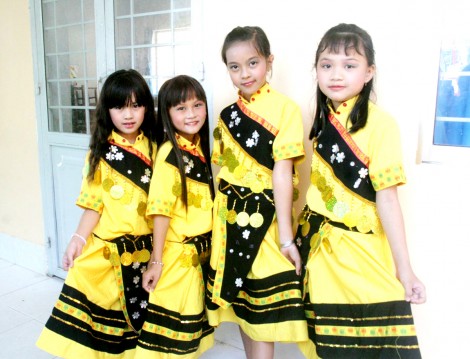 Cô trò nghèo viết chữ đẹp