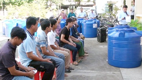 Tặng 100 bồn nhựa chứa nước cho hộ nghèo