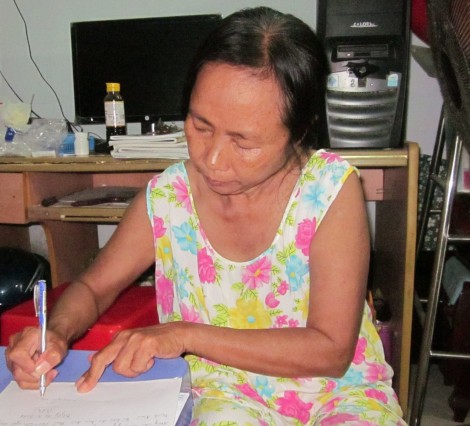 Hỗ trợ cô Mai chăm sóc mẹ già, con gái bệnh tật