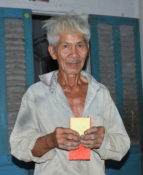 Trao tiền từ thiện