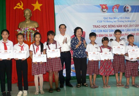 Học sinh 3 huyện vùng biển nhận học bổng Vừ A Dính