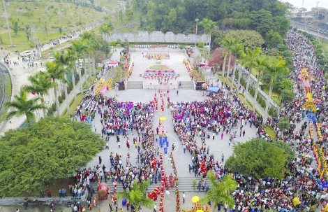 ពិ​ធី​បុណ្យ​នៅ​វិ​ហារ​កឿ​អុង