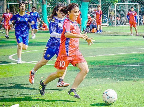 Tự tạo sân chơi “bóng đá phủi”