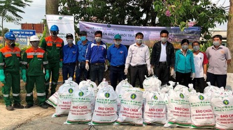 Nông dân thu gom hơn 38.000kg bao bì thuốc bảo vệ thực vật đem đi tiêu hủy