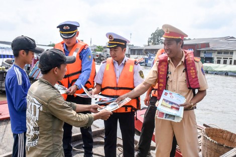 Tuyên truyền Luật Giao thông đường thủy nội địa cho tiểu thương chợ nổi Cái Răng