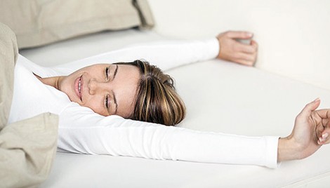Ngủ không nằm gối, có lợi nhiều mặt