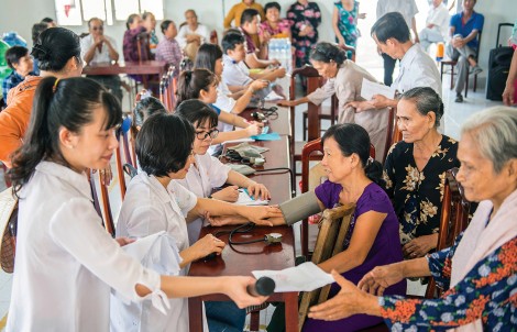 Đội thầy thuốc tình nguyện Cần Thơ khám bệnh, tặng quà tại Vĩnh Long