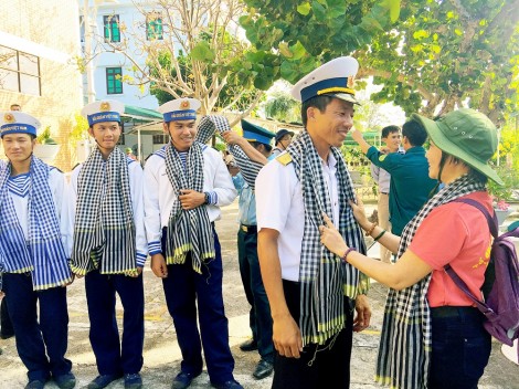 Một “nàng thơ” yêu biển, đảo và bộ đội Hải quân
