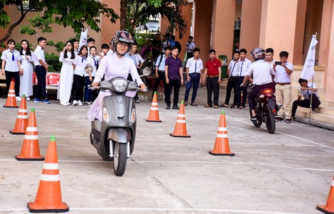 Phối hợp trang bị kiến thức về Luật

Giao thông đường bộ cho học sinh