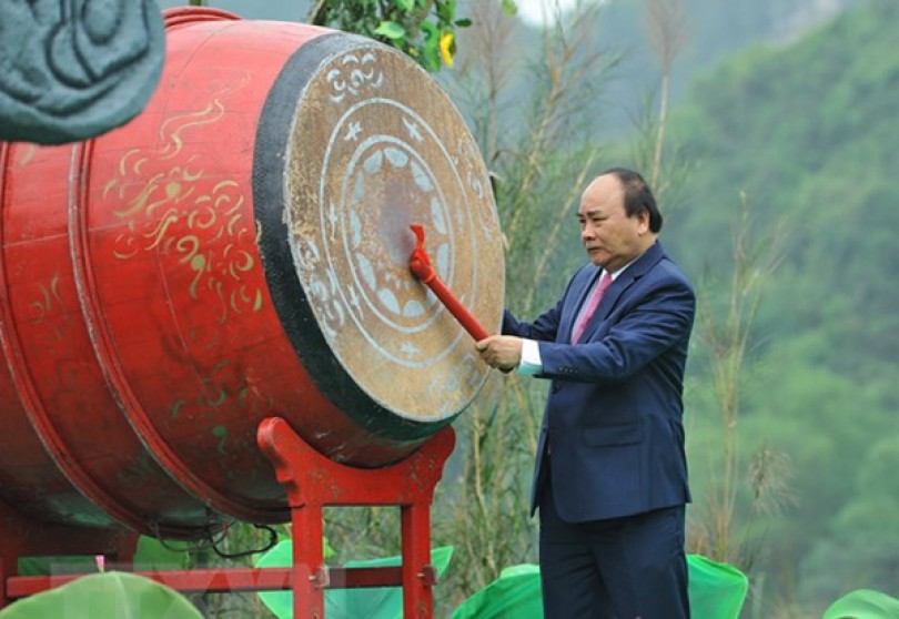 Thủ tướng Chính phủ Nguyễn Xuân Phúc

đánh trống khai mạc Lễ hội Tràng An năm 2018