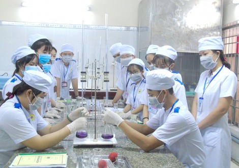 Ra sức thi đua dạy tốt, học tốt