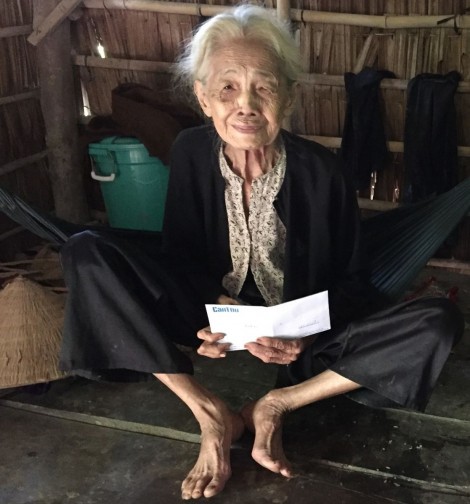 Trao tiền từ thiện