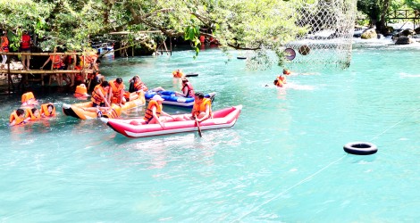 Giải nhiệt ở suối nước moọc