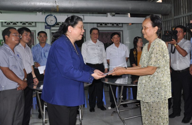 Phó Chủ tịch Thường trực Quốc hội thăm hỏi, động viên các gia đình phường Thới An có nhà bị sạt lở xuống sông