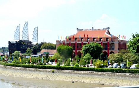 Về thăm nơi Bác Hồ ra đi tìm đường cứu nước