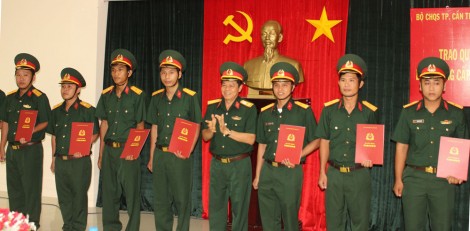 Phong quân hàm sĩ quan dự bị cho 54 học viên tốt nghiệp 
trung cấp quân sự