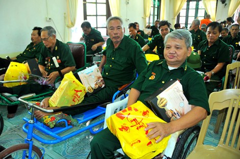 Dành hơn 355,4 tỷ đồng tặng quà cho người có công