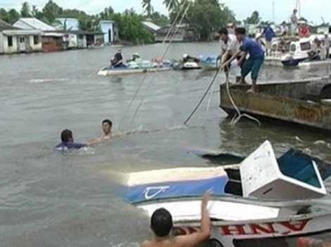 Cano va chạm với sà lan trên sông Hậu, ít nhất 5 người thương vong