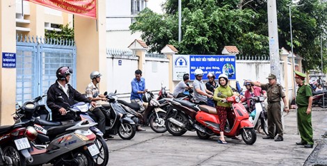 Sắp xếp giao thông trước cổng

Trường Tiểu học Tô Hiến Thành