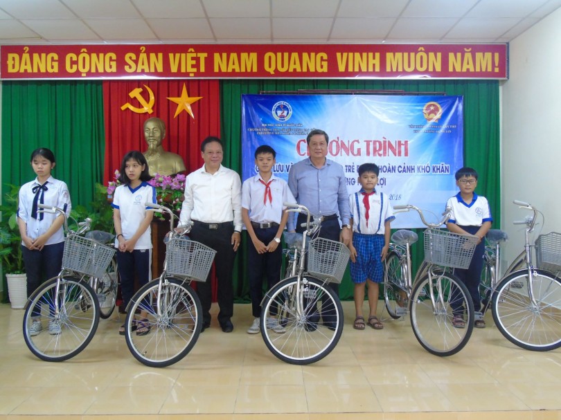 Tặng xe đạp cho trẻ em có hoàn cảnh khó khăn