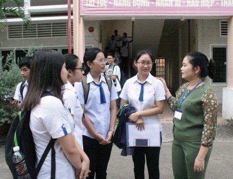 Gần 13.000 thí sinh ở TP Cần Thơ đến các điểm thi làm thủ tục