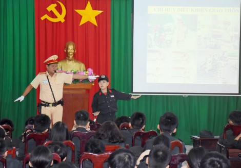 Học viên “Em học làm chiến sĩ Công an nhân dân” tìm hiểu Luật Giao thông đường bộ  